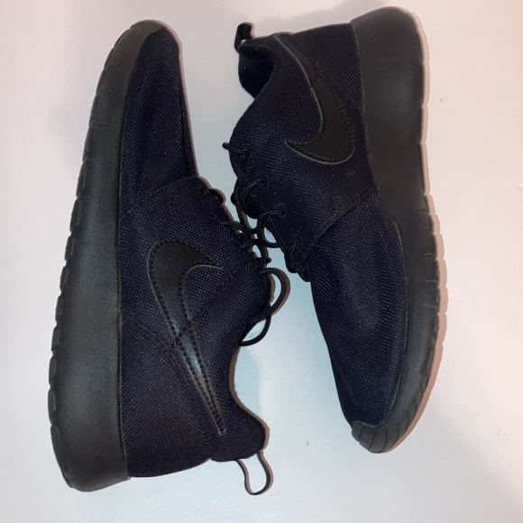 2 for $30 Nike Shoes Roshe One Casual Shoes Black Unisex Big Kids Size 5Y - Picture 4 of 8